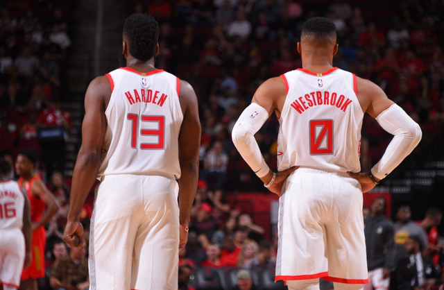 从手足无措到游刃有余，齐达内在公园学着踢毽子（齐达内公园练踢毽子：从手忙脚乱到驾轻就熟）