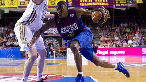 尤文航班延误，挪威当地球迷抓紧机会在机场与他们合影留念（尤文航班误点，挪威球迷趁机在机场合影）