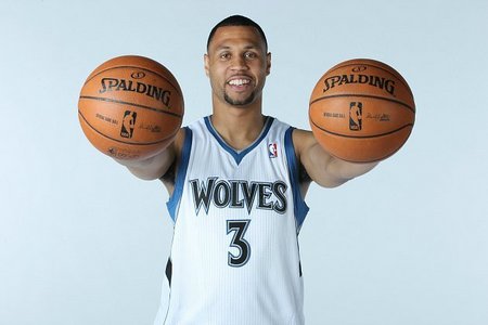 爱德华兹赛季第4次轰下40+，仅次于东契奇5次（爱德华兹本季第4次砍下40+，仅落后东契奇的5次）