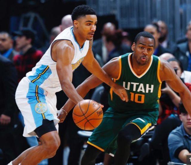 冠军捧杯时刻！这张合影里，有国乒三连冠的荣光，更有竞技体育的热血与温情！（捧杯瞬间定格！这一合影凝聚国乒三连冠的荣耀，也写满竞技体育的热血与温情）